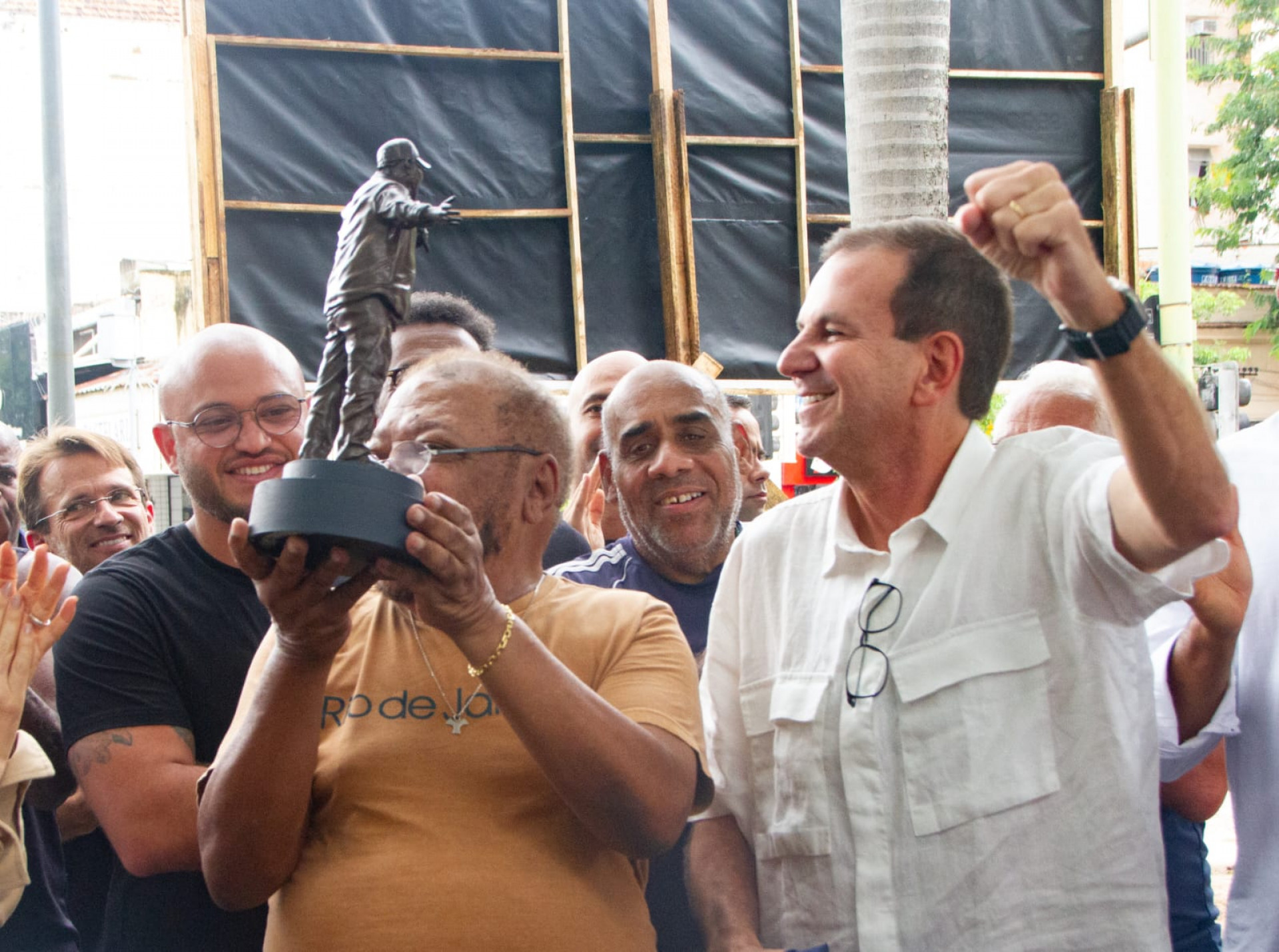 Martinho da Vila ganhou miniatura da est&aacute;tua que ser&aacute; erguida em Vila Isabel - &Eacute;rica Martin / Ag&ecirc;ncia O Dia