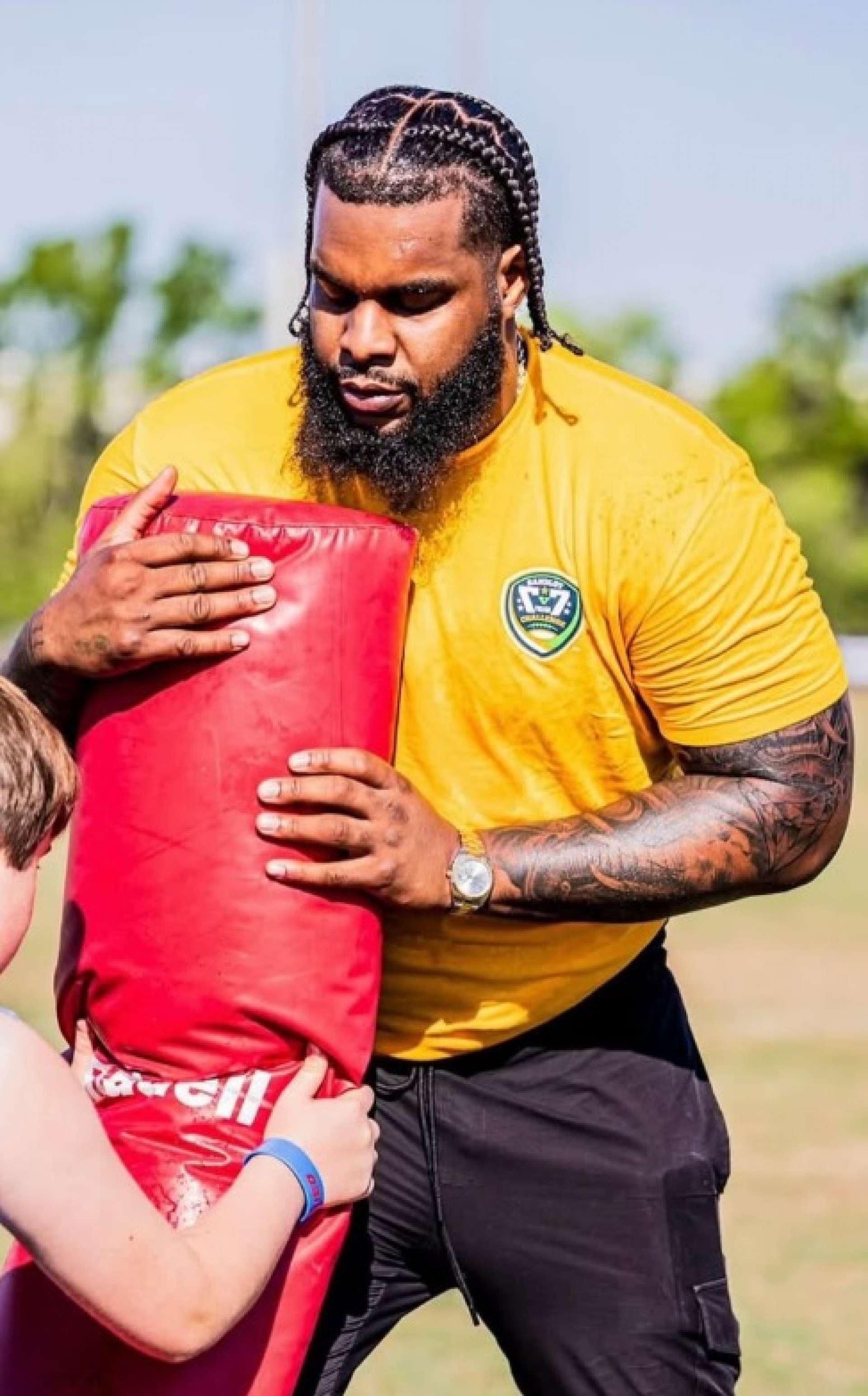 Jogador da NFL é detido por transportar arma de fogo em aeroporto de Nova York