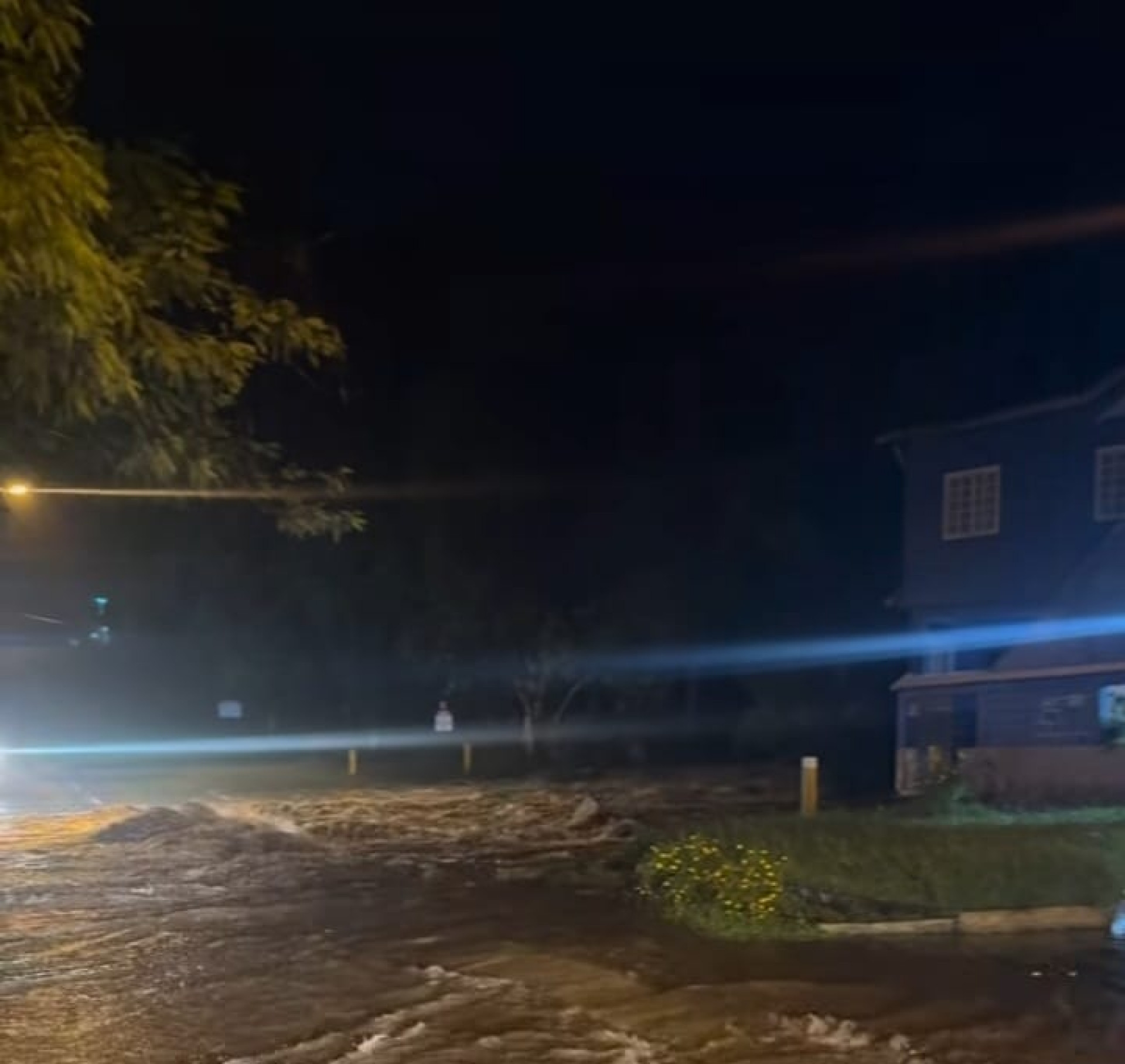 Rua da Petrobr&aacute;s alagada - Divulga&ccedil;&atilde;o/Reprodu&ccedil;&atilde;o rede social