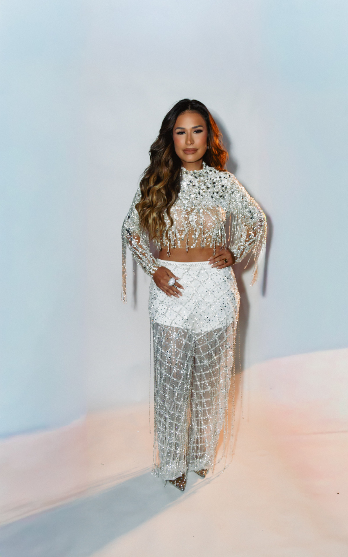 Simone Mendes aposta em cropped e calça para show