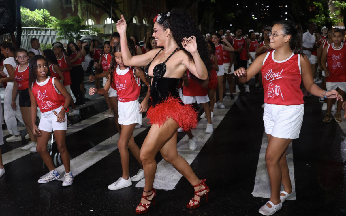 Juliana Paes participou do ensaio de rua da Viradouro 