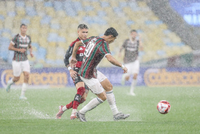 Clássico entre Fluminense e Flamengo é interrompido por forte temporal no Maracanã