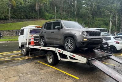 Carro roubado recuperado após perseguição policial no Castelo é devolvido ao proprietário