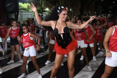 Juliana Paes capricha no decote para ensaio de rua da Viradouro