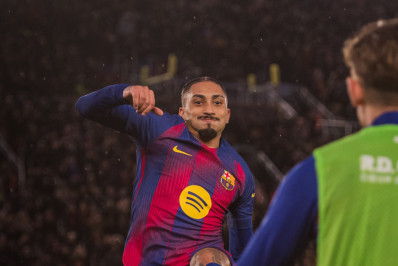 Golaço de Raphinha garante vitória do Barcelona e liderança em La Liga