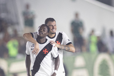 Andrés Gómez explica golaço e celebra 'colônia colombiana' no Vasco