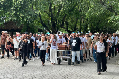 Com direito à roda de samba, família e amigos se despedem de cantor morto em assalto no Cachambi