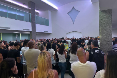 Com direito à roda de samba, família e amigos se despedem de cantor morto em assalto no Cachambi