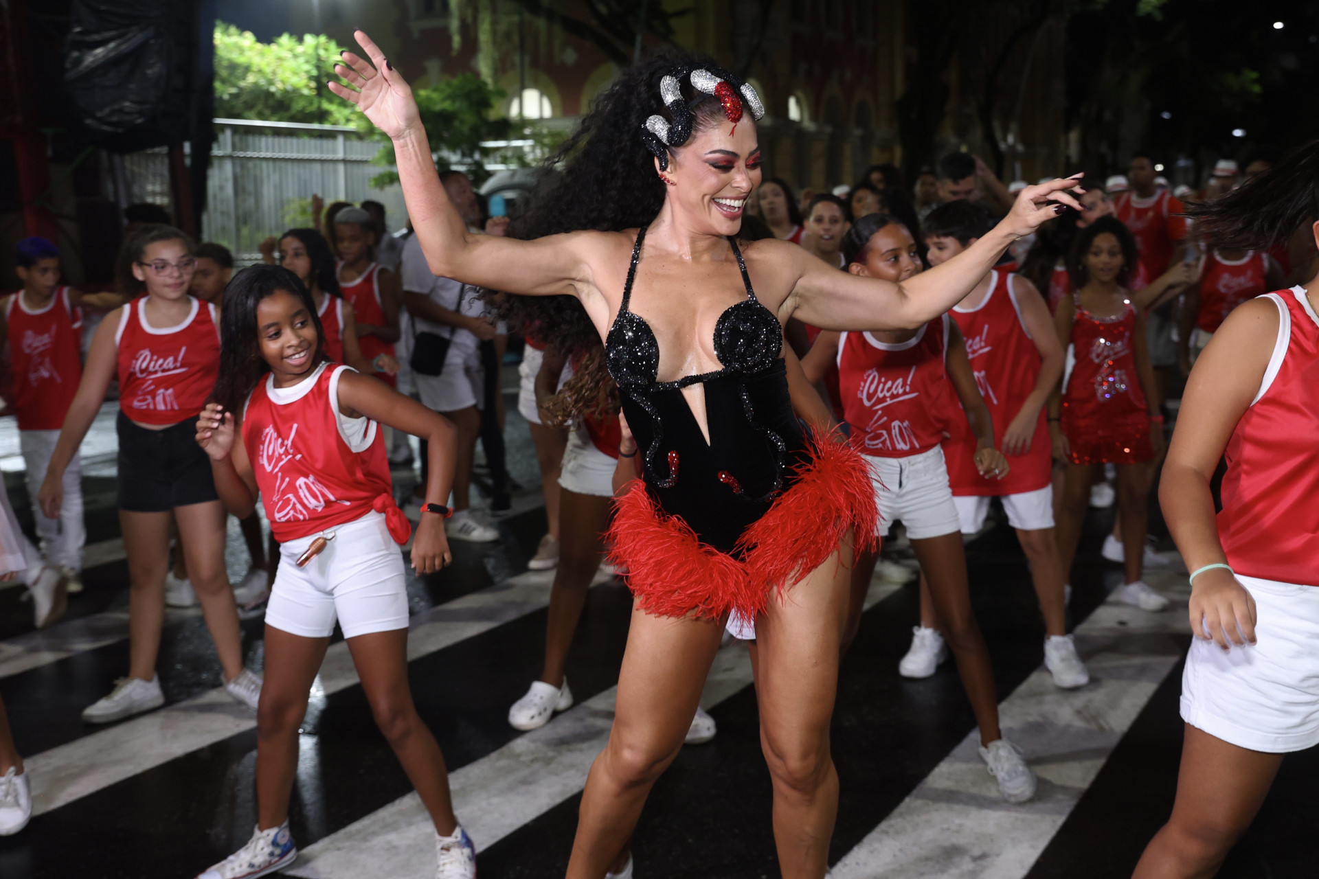 Juliana Paes apostou em look decotado para ensaio - Roberto Filho/Brazil News