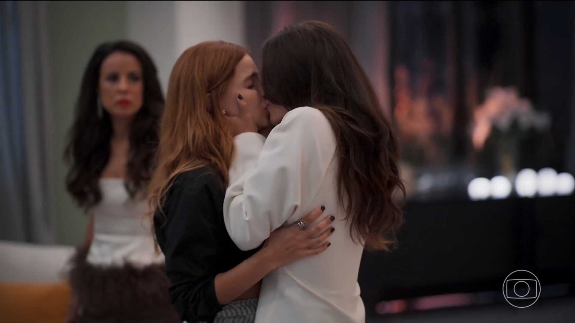 Lorena (Alanis Guillen) beija Juquinha (Gabriela Medvedovsky) na frente do pai, Ferette (Murilo Benício) - Reprodução de vídeo / X