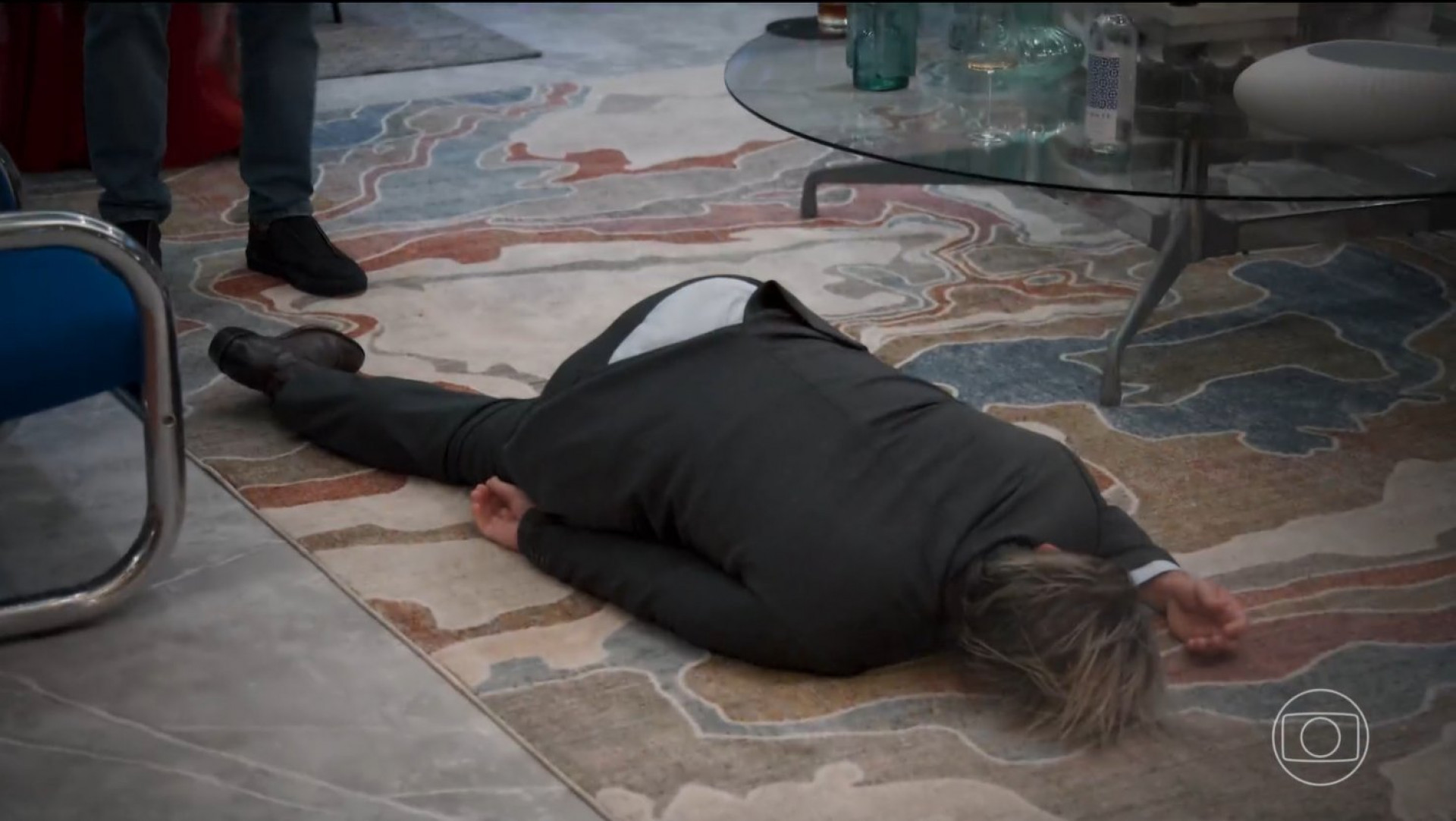 'Três Graças' Ferette (Murilo Benício) desmaia após ver a filha, Lorena (Alanis Guillen), beijando Juquinha (Gabriela Medvedovsky)  - Reprodução de vídeo / X