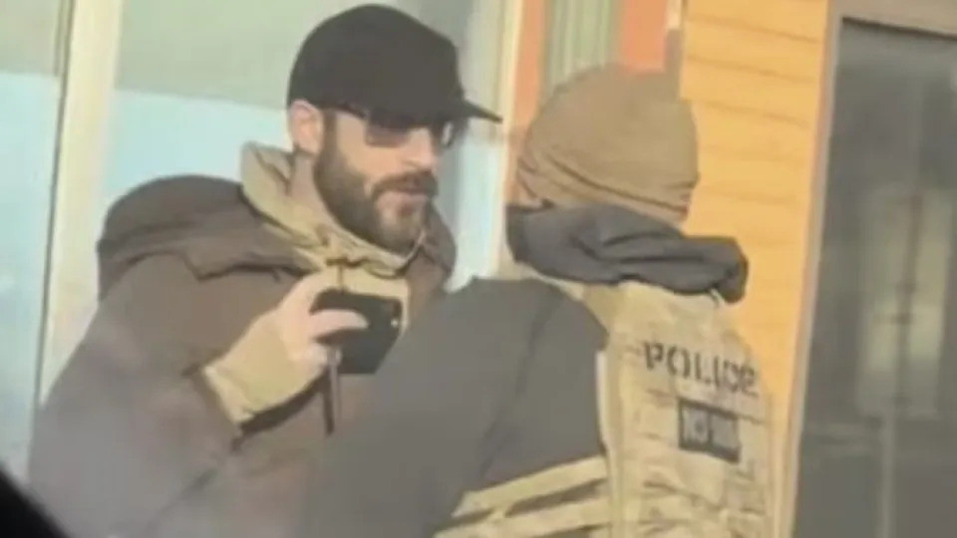 Imagens mostram Alex Petti com um celular na m&atilde;o direita, o que contraria a vers&atilde;o do DHS