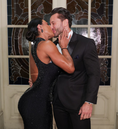 Gracyanne Barbosa troca beijos com novo affair em evento