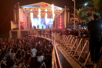 Xamã arrasta multidão e transforma a Praia dos Cavaleiros em palco de verão em Macaé
