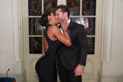 Gracyanne Barbosa troca beijos com novo affair em evento