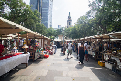 Expositores da Feira de Antiguidades da Praça XV lamentam prejuízos após suspensão do evento