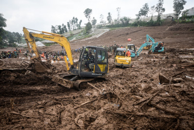 Deslizamento de terra deixa 17 mortos e 40 desaparecidos na Indonésia