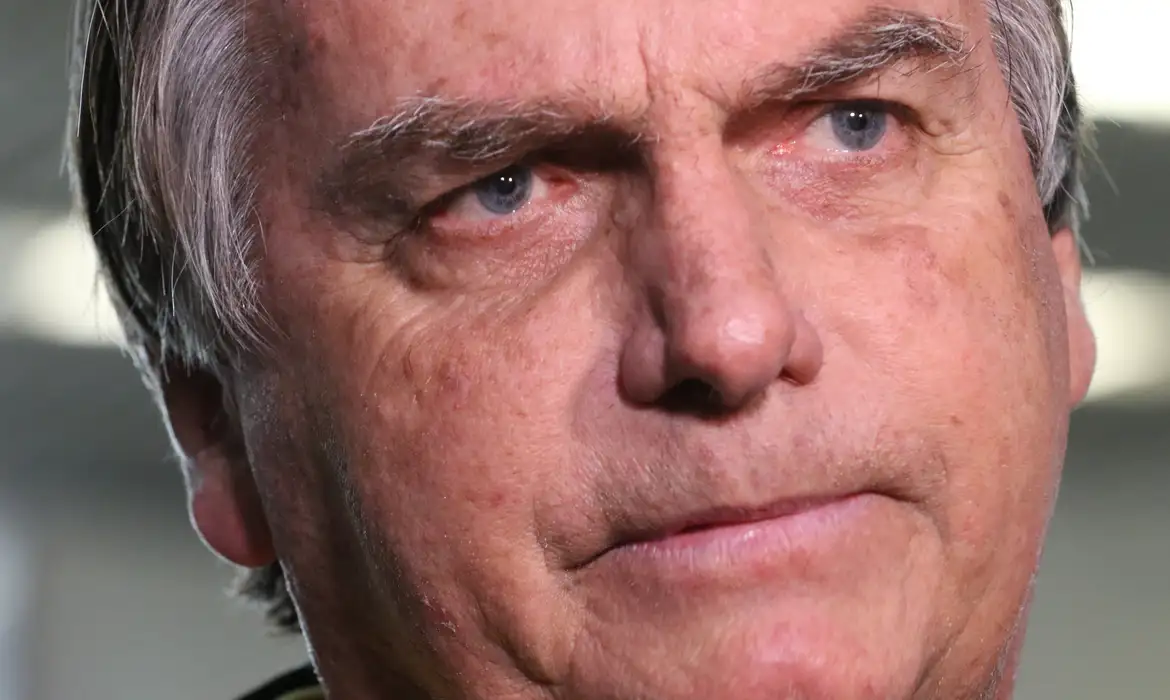 Moraes pede relatório de visitas e rotina de Bolsonaro na prisão