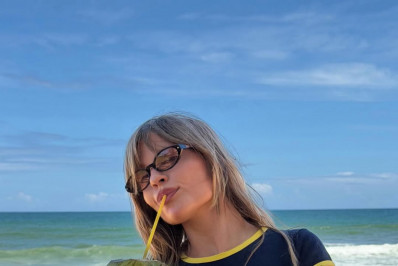 Luísa Sonza exibe curvas em dia de praia na Bahia