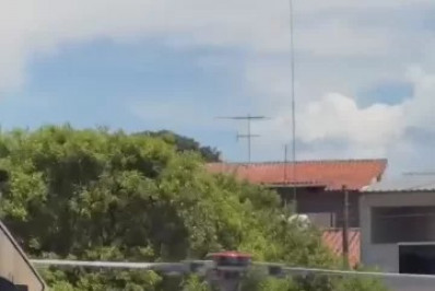 Colisão grave entre moto e carro mobiliza resgate aéreo em Iguaba Grande