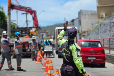 Manutenção da rede elétrica da Enel provoca alterações no trânsito em Arraial do Cabo