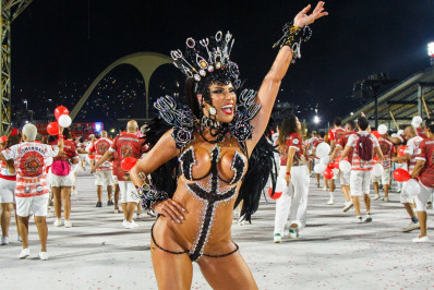 Alice Alves, rainha da Estácio de Sá, ousa com tapa-sexo em ensaio técnico