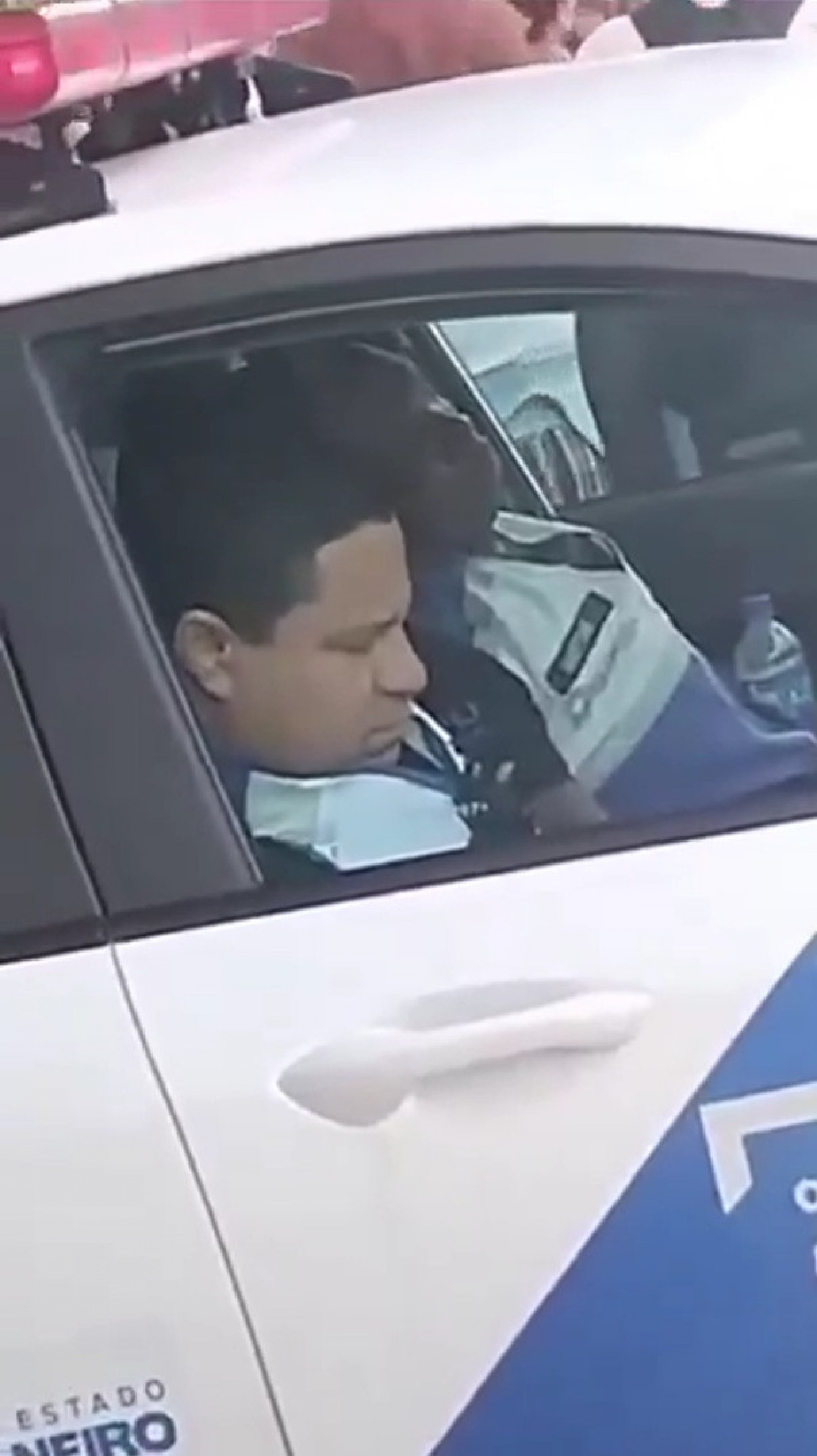 Agentes do Segurança Presente foram flagrados dormindo dentro de viatura na Central do Brasil