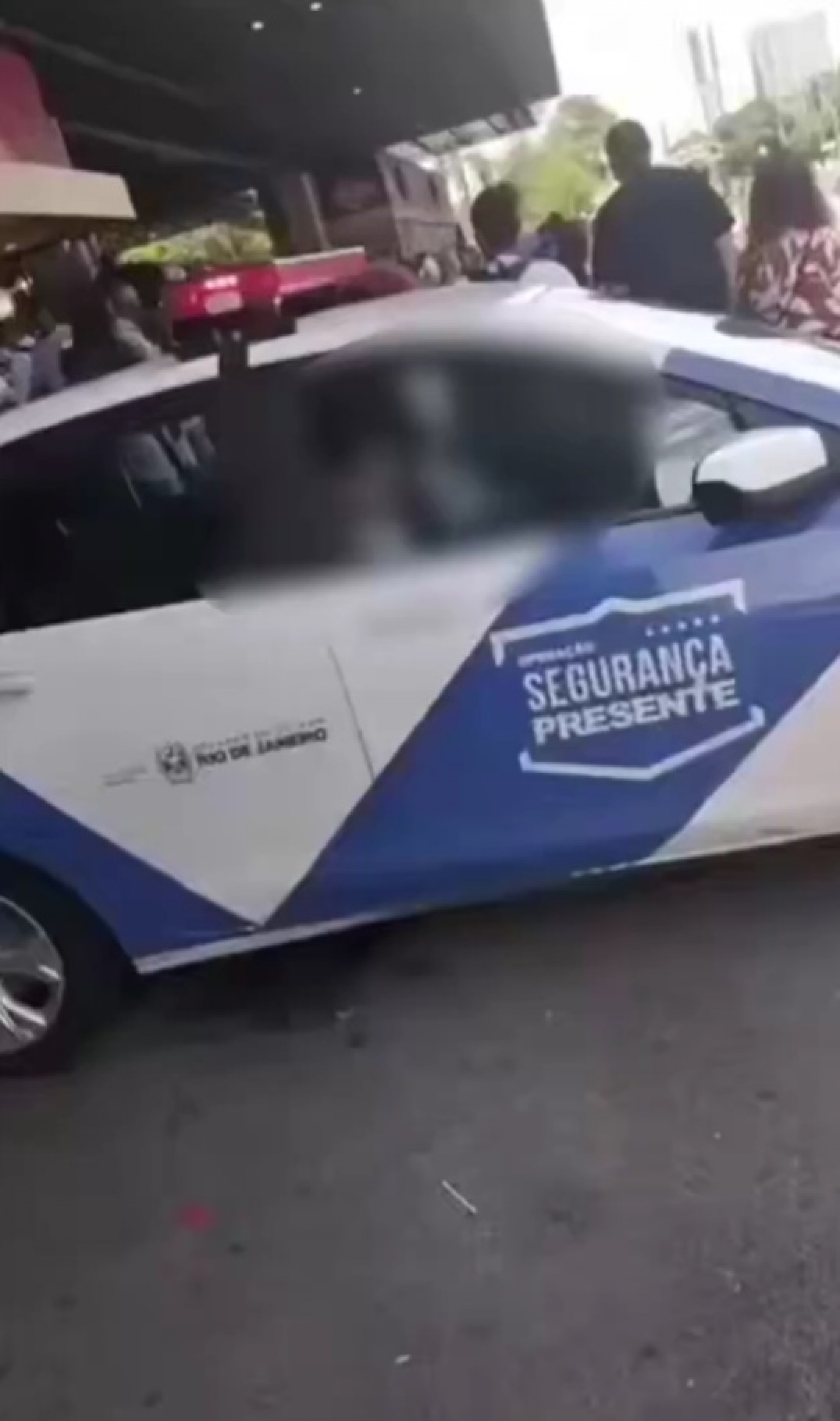 Agentes do Segurança Presente foram flagrados dormindo dentro de viatura na Central do Brasil