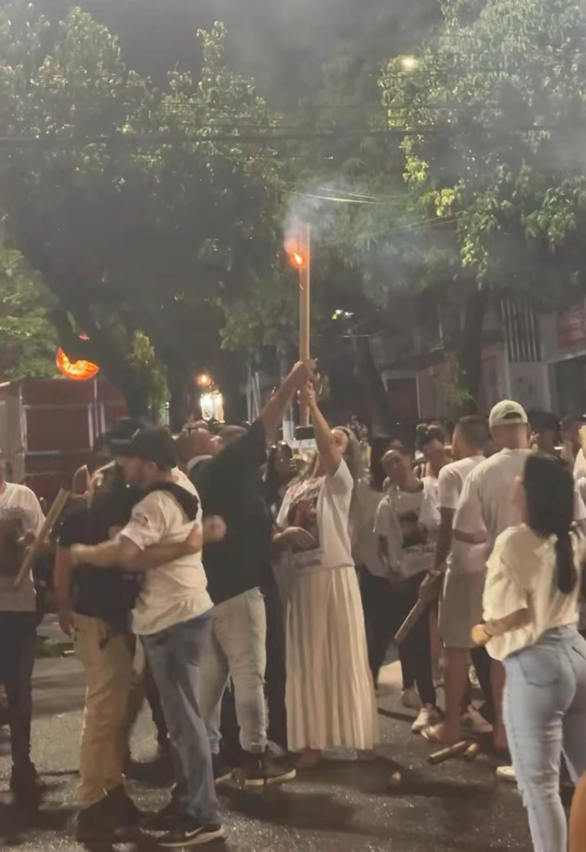 Familiares amigos soltaram fogo na Rua Cachambi em homenagem ao cantor