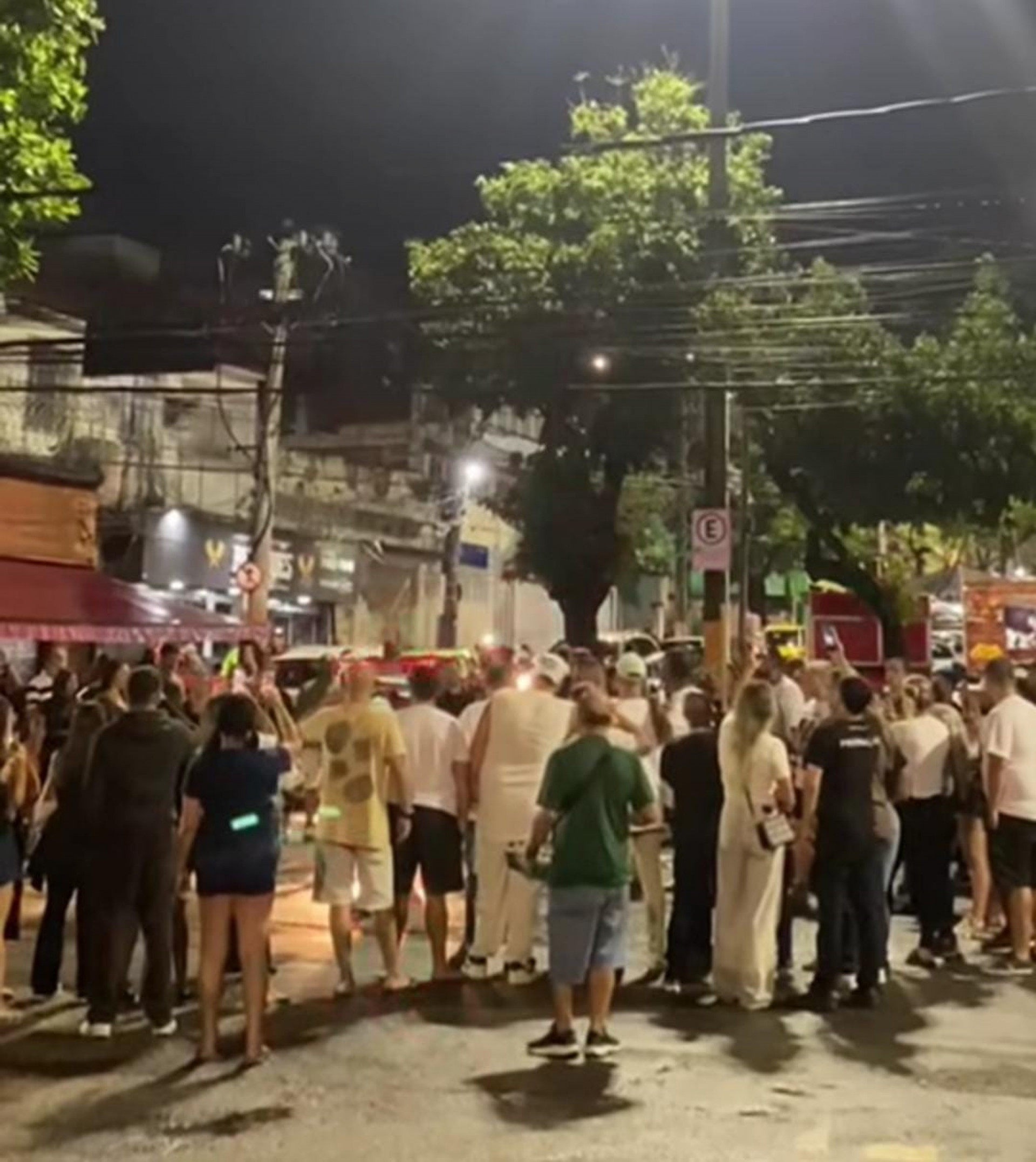Homenagem aconteceu após o sepultamento do cantor, no Cemitério Vertical da Penitência