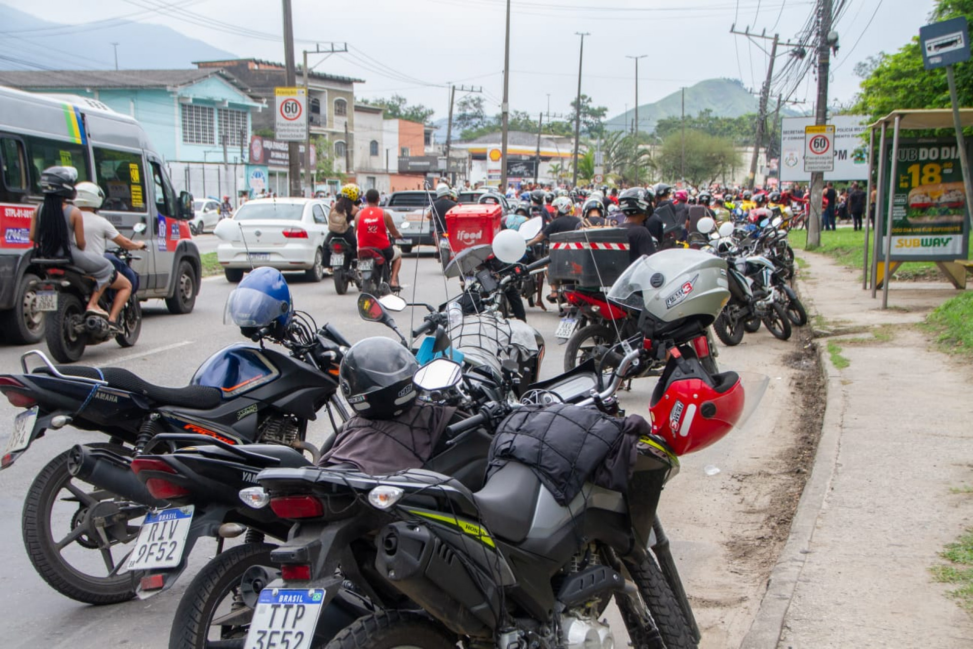 Motoboys em protesto contra a falta de policiamento e a sequência de crimes envolvendo a categoria - Érica Martin/Agência O Dia