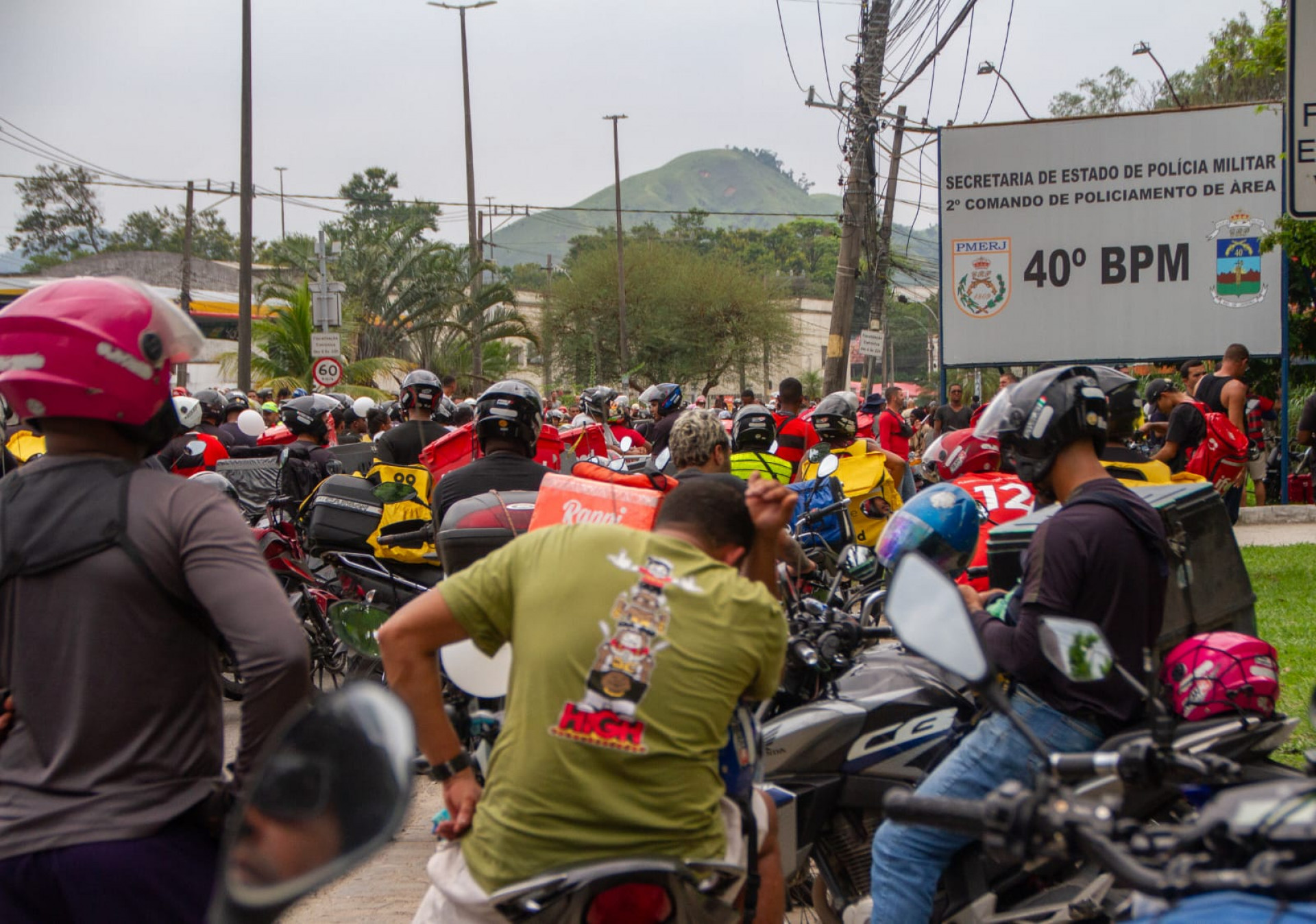 Motoboys em protesto contra a falta de policiamento e a sequência de crimes envolvendo a categoria - Érica Martin/Agência O Dia