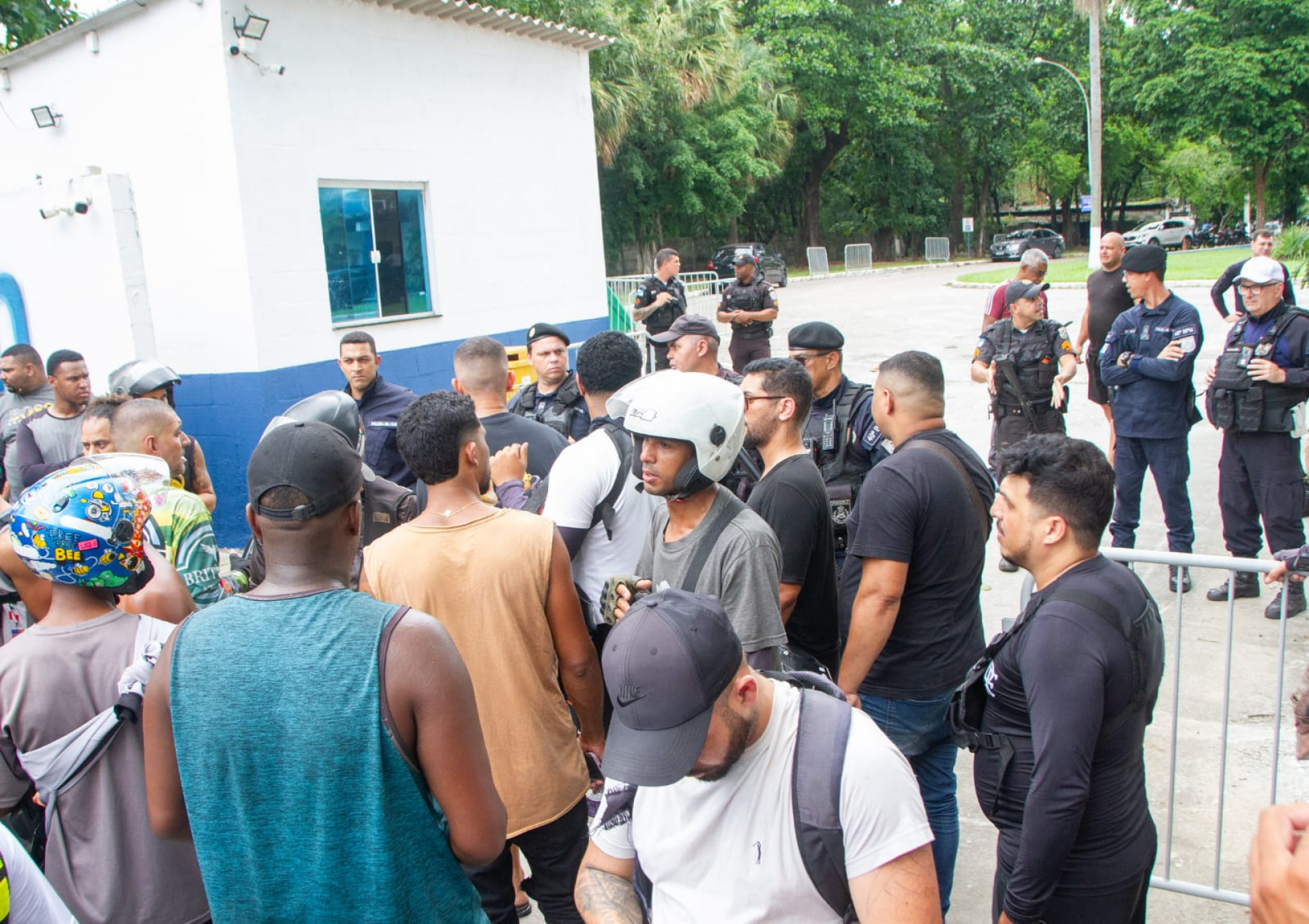 Motoboys na frente do 40º BPM (Campo Grande) durante o protesto pela morte de Paulo Vitor de Souza - Érica Martin/Agência O Dia