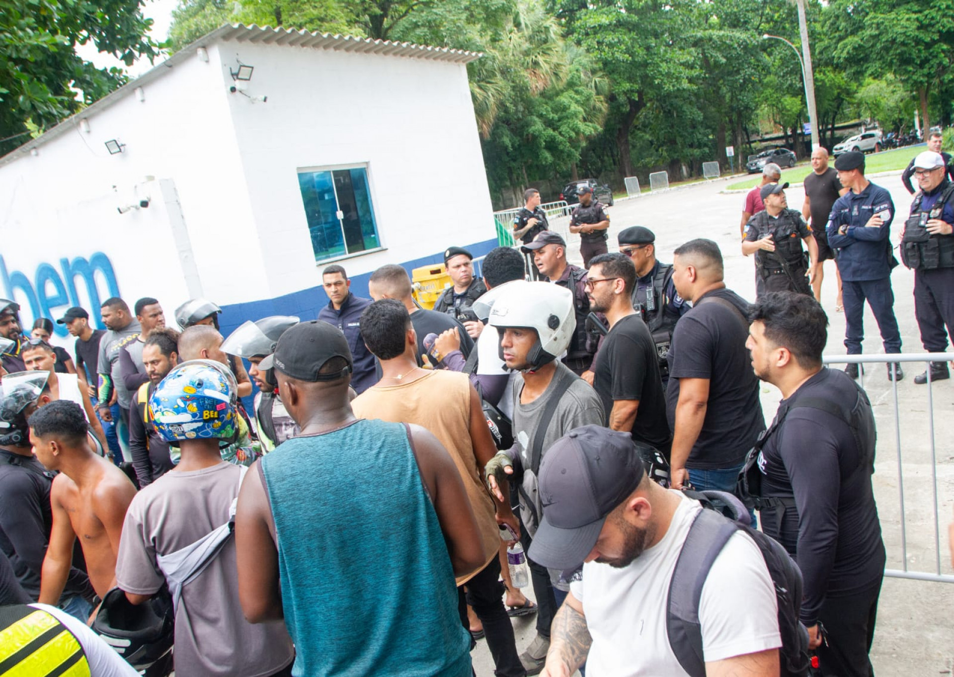 Motoboys na frente do 40º BPM (Campo Grande) durante o protesto pela morte de Paulo Vitor de Souza - Érica Martin/Agência O Dia