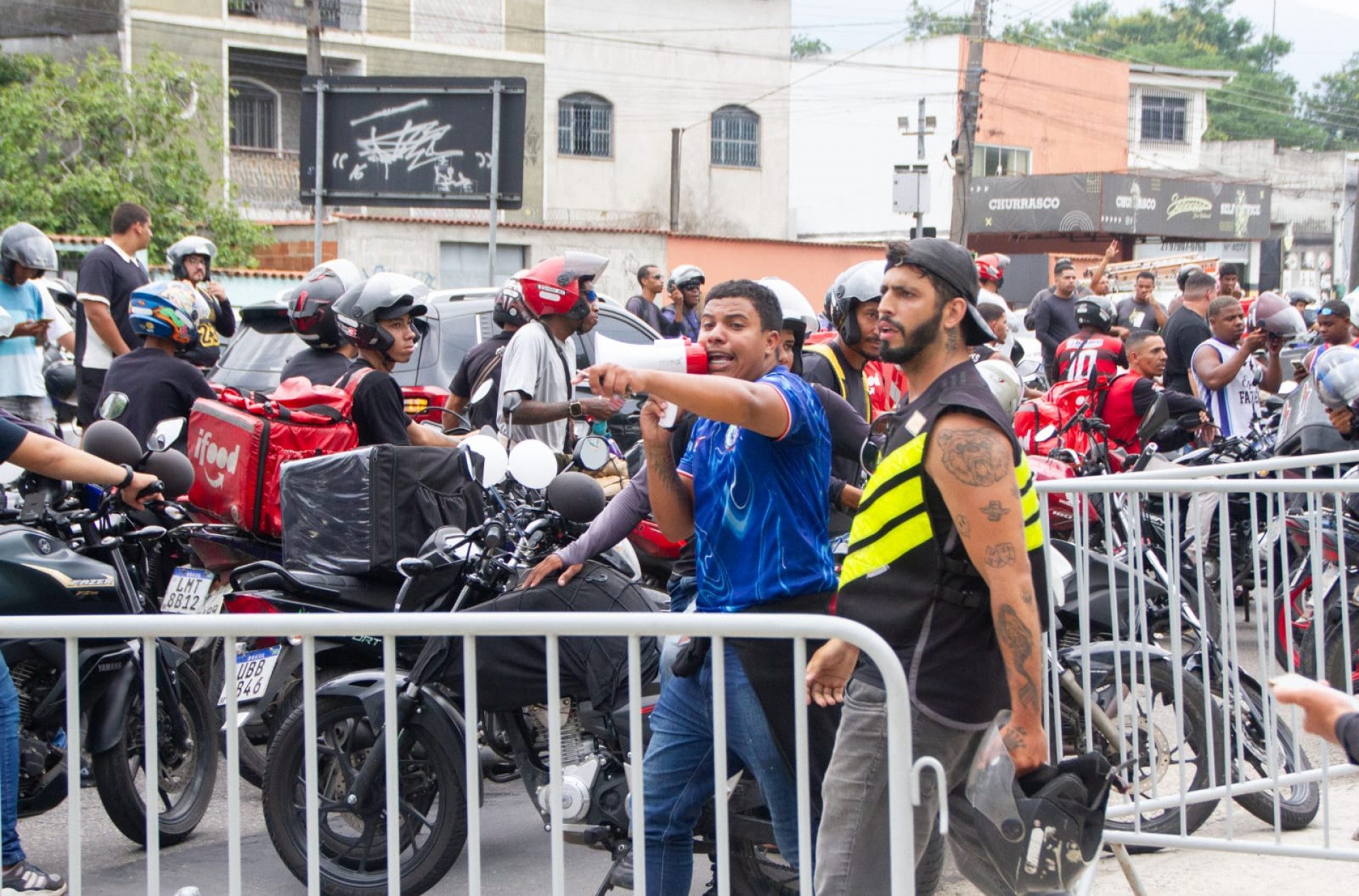Motoboys na frente do 40º BPM (Campo Grande) durante o protesto pela morte de Paulo Vitor de Souza - Érica Martin/Agência O Dia