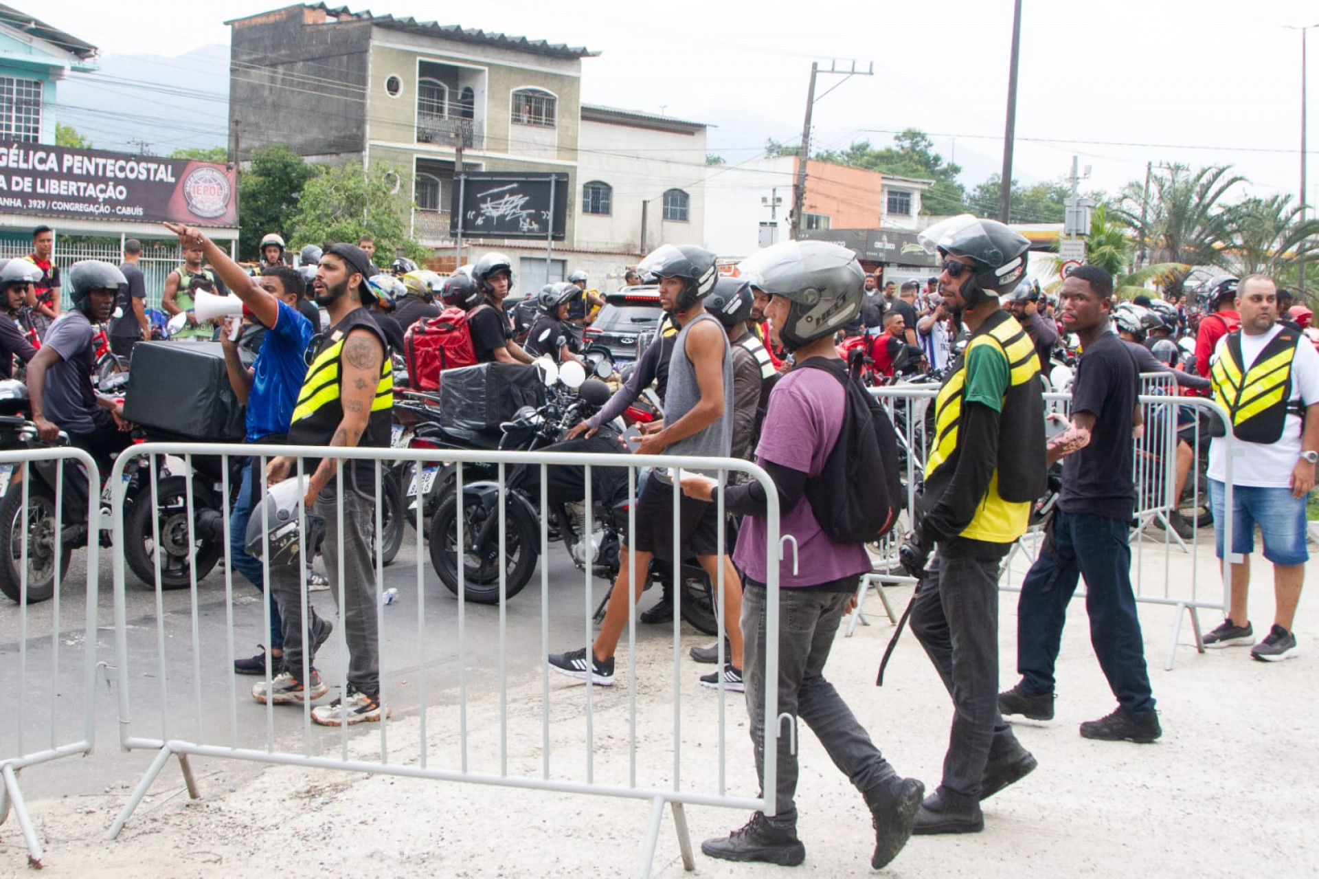 Motoboys na frente do 40º BPM (Campo Grande) durante o protesto pela morte de Paulo Vitor de Souza - Érica Martin/Agência O Dia