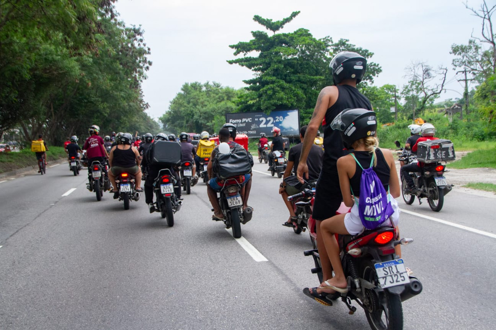 Motoboys em protesto contra a falta de policiamento e a sequência de crimes envolvendo a categoria - Érica Martin/Agência O Dia