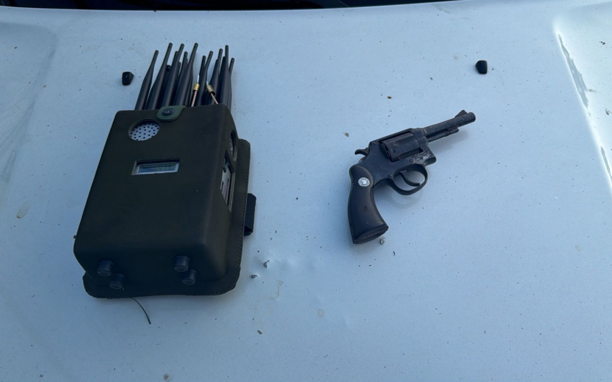 Agentes apreenderam um rev&oacute;lver e um bloqueador de sinal de GPS