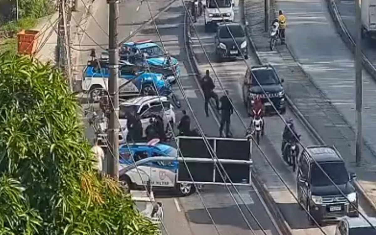 Tiroteio fechou duas faixas da Rua Cândido Benício, sentido Taquara, na altura da Rua Godofredo Viana