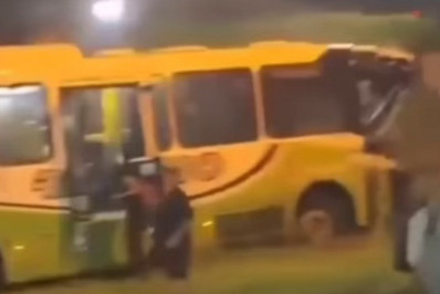 Colisão entre caminhão e ônibus deixa feridos na Avenida Brasil