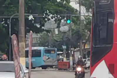 Bandidos usam 16 ônibus como barricadas após operação da PM em Madureira