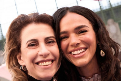 Fernanda Torres posa com Bruna Marquezine nos bastidores de desfile