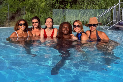 Flora Gil curte piscina com Liniker e Mariana Ximenes