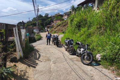 Quatro suspeitos são presos em ponto de desmanche de motos roubadas em Niterói