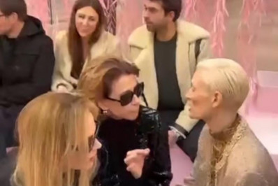 Vídeo! Fernanda Torres conversa com Tilda Swinton em desfile da Chanel