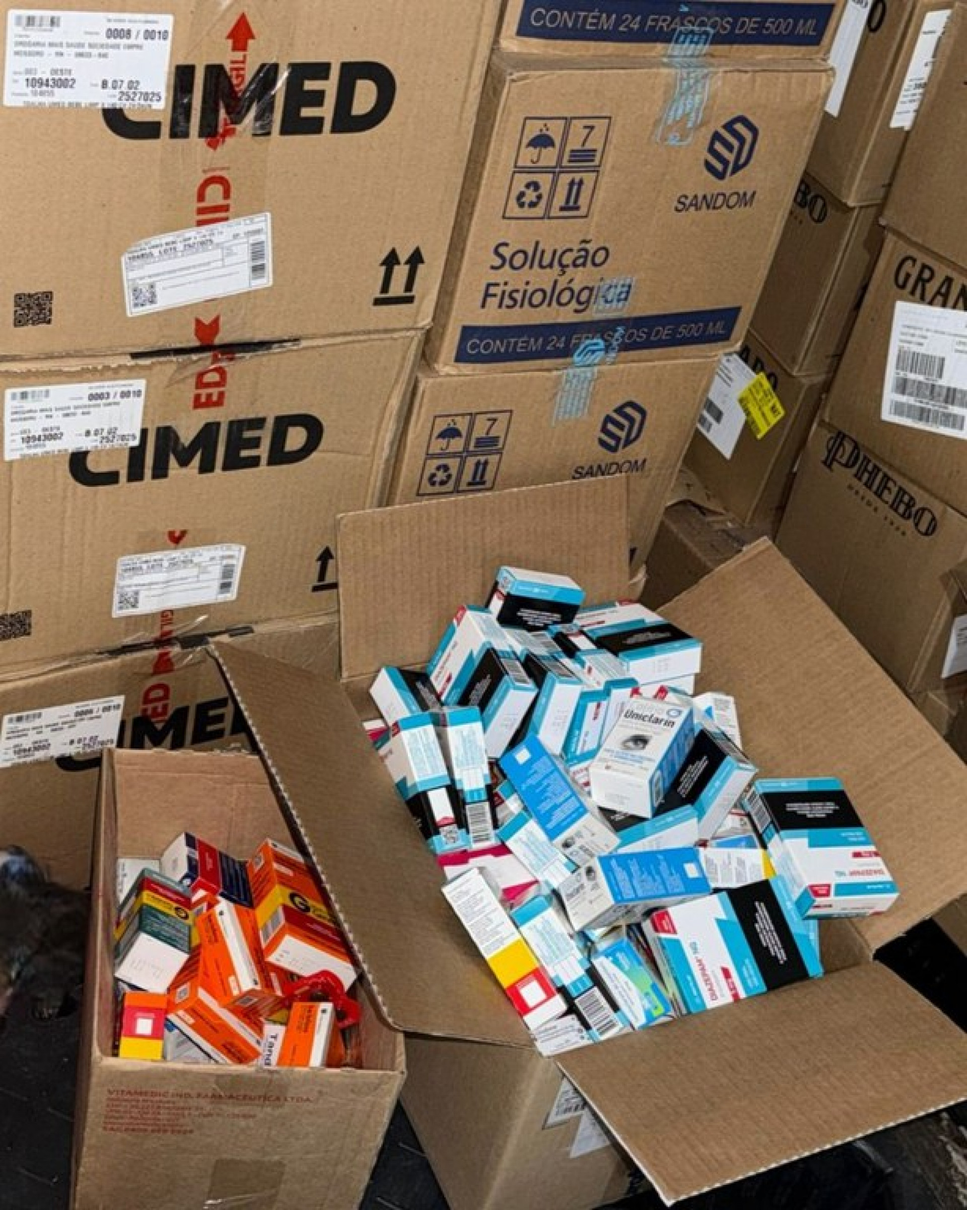 PF apreendeu dinheiro em espécie, que estavam guardados dentro de caixas de papelão e isopor, além de caixas de remédios - Divulgação/ PF