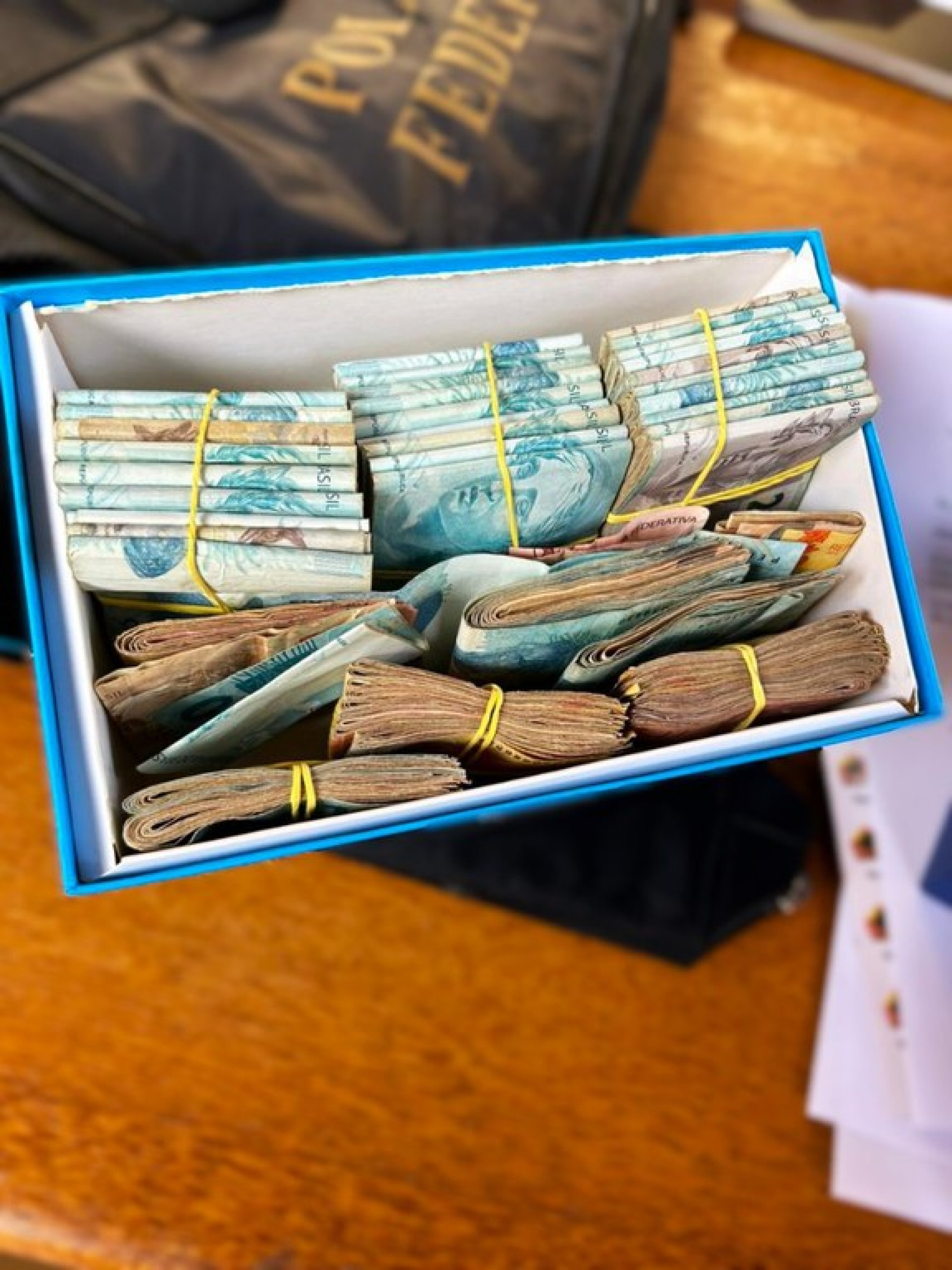 PF apreendeu dinheiro em espécie, que estavam guardados dentro de caixas de papelão e isopor, além de caixas de remédios - Divulgação/ PF
