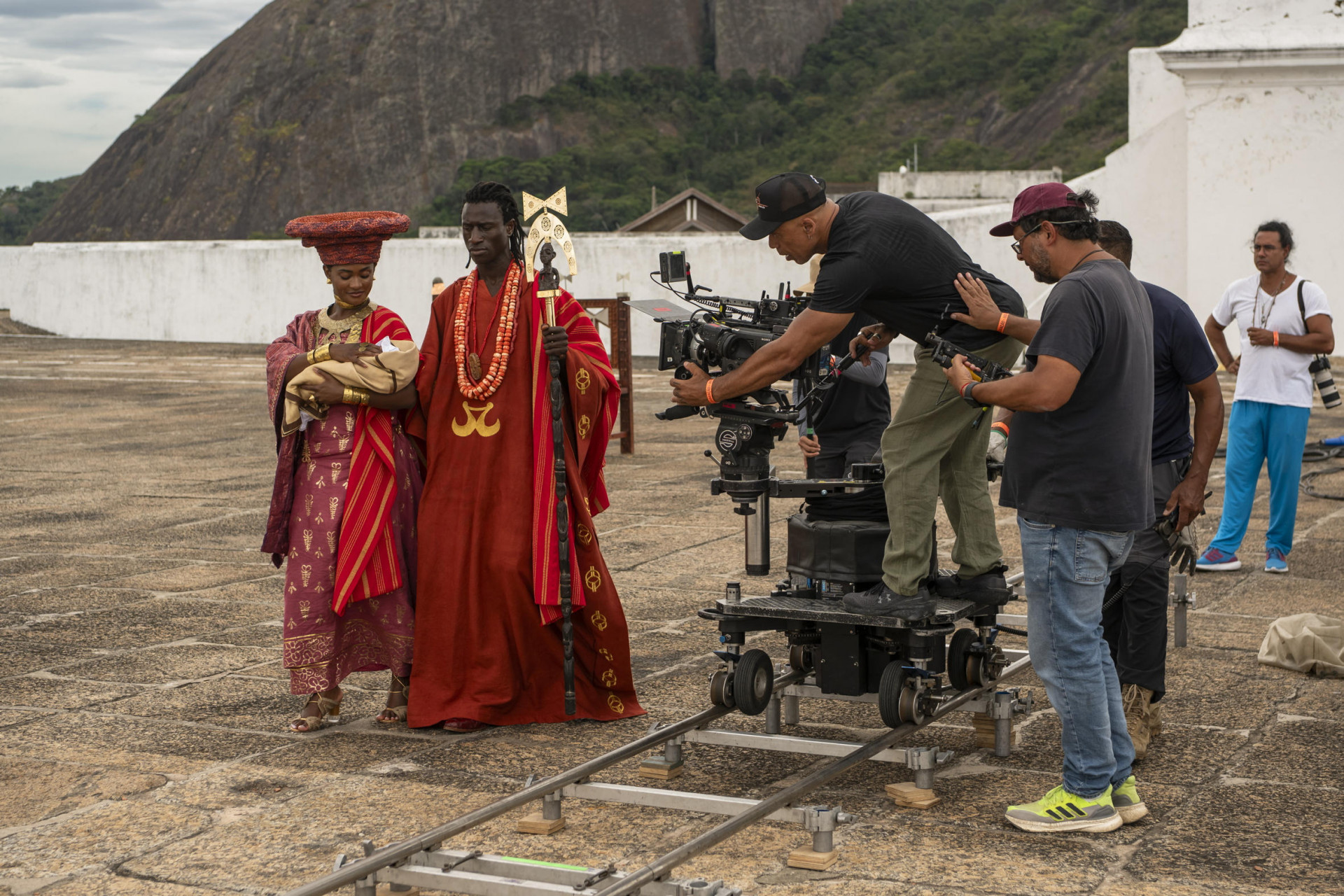 Bastidores das gravações com rainha Niara (Erika Januza) e rei Cayman II (Welket Bungué) da nova novela 'A Nobreza do Amor' - TV Globo/ Estevam Avellar