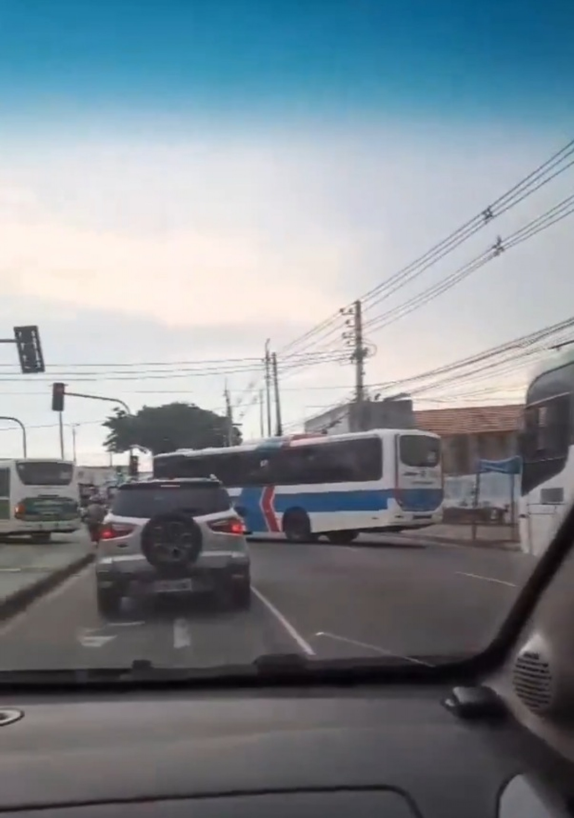 Criminosos sequestraram ao menos nove ônibus na região de Madureira, nesta terça (27) - Reprodução/redes sociais