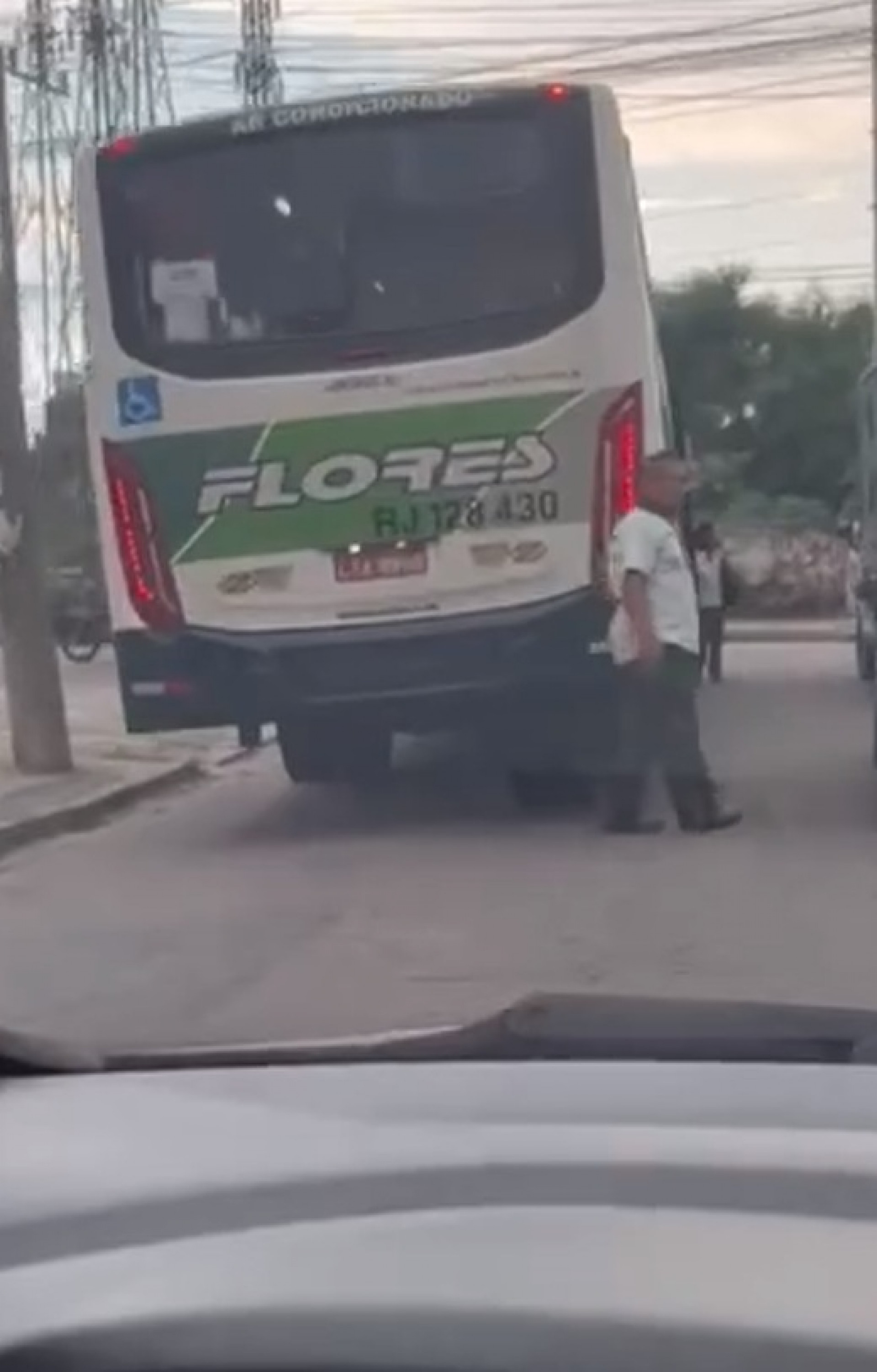 Criminosos sequestraram ao menos nove ônibus na região de Madureira, nesta terça (27) - Reprodução/redes sociais